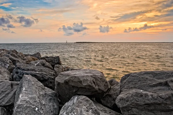 Tropický západ slunce na pláži — Stock fotografie