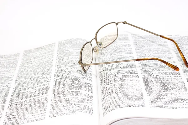 Closeup otevřenou knihu a brýle — Stock fotografie