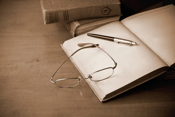 Ročník fotografické knihy, pero a brýle — Stock fotografie