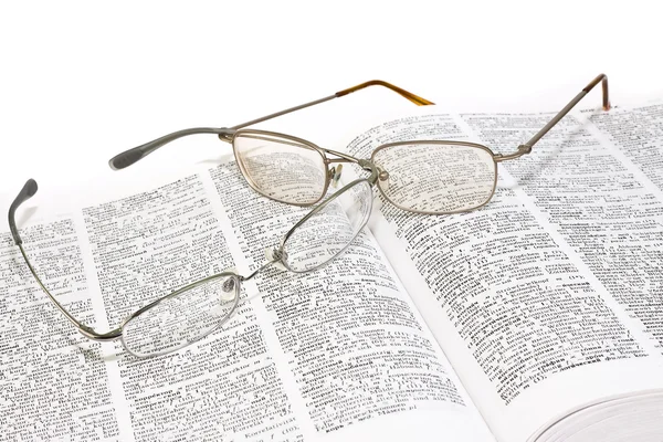 Nahaufnahme von aufgeschlagenem Buch und Brille — Stockfoto