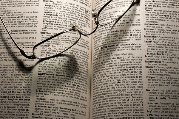 Читання окулярів на книзі — стокове фото