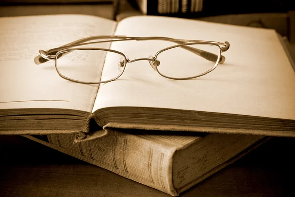 Vintage foto av bok och glasögon i biblioteket — Stockfoto