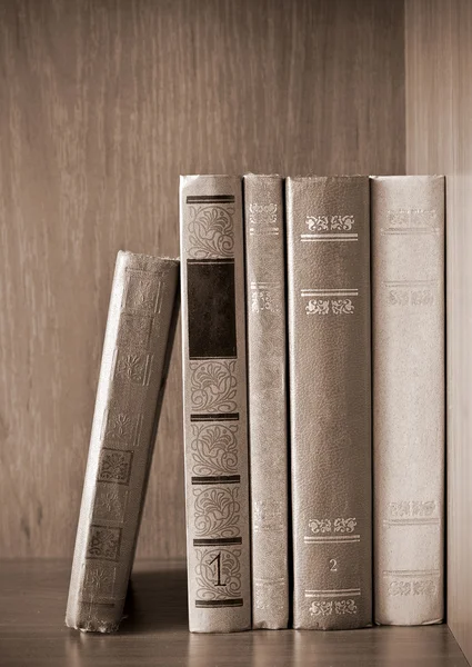 Oldtimer-Foto alter Bücher im Regal — Stockfoto