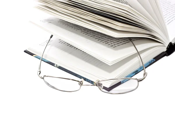 Libro aperto con occhiali sopra — Foto Stock
