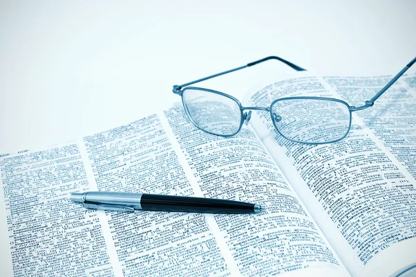 阅读的眼镜和一本字典上的钢笔 — 图库照片
