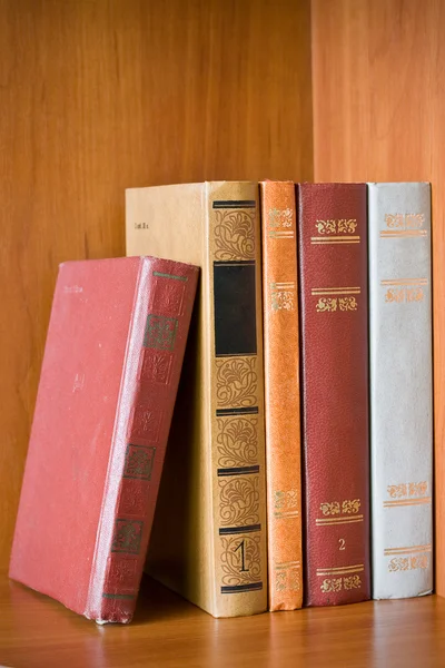 Libros muy antiguos en un estante — Foto de Stock