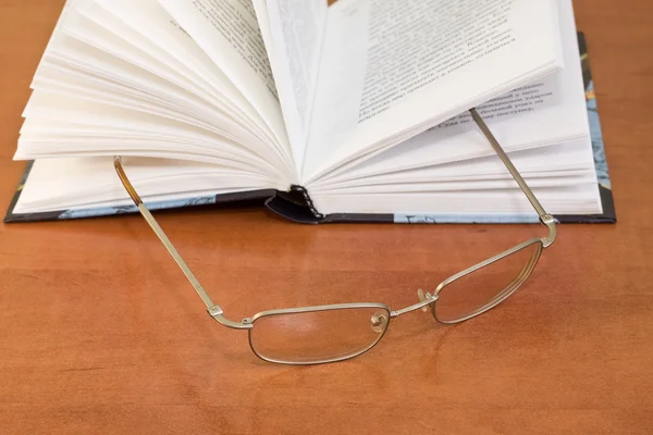 Brýle na otevřenou knihu — Stock fotografie