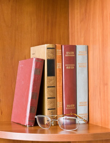 Vecchi libri e bicchieri — Foto Stock