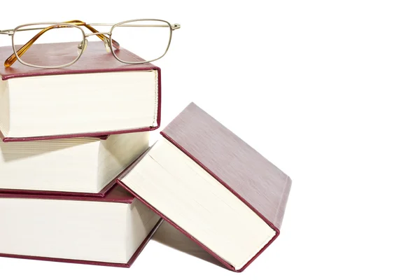 Boken stack med glasögon — Stockfoto