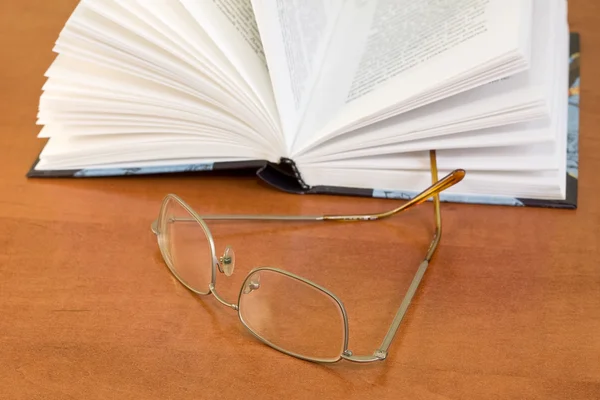 Γυαλιά ανάγνωσης και βιβλίο — Φωτογραφία Αρχείου