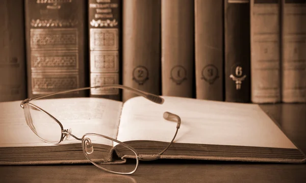 本と図書館でメガネのビンテージ写真 — ストック写真