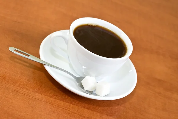 Černá káva s lžící a cukru — Stock fotografie