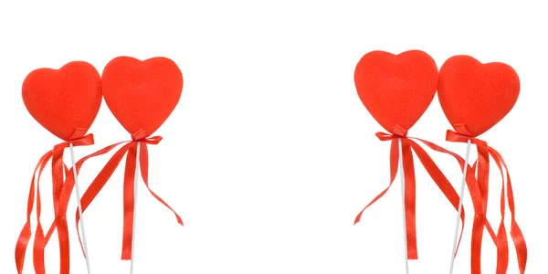Четыре красных сердца с лентами — стоковое фото