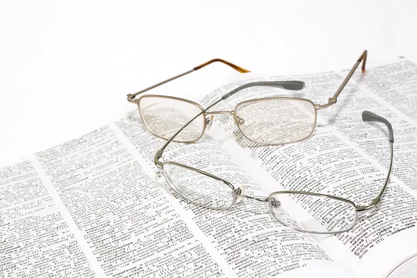 Brille auf dem Buch — Stockfoto
