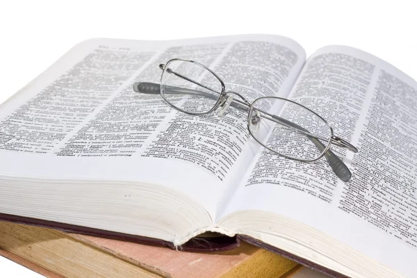 Stoh knih s brýlemi — Stock fotografie