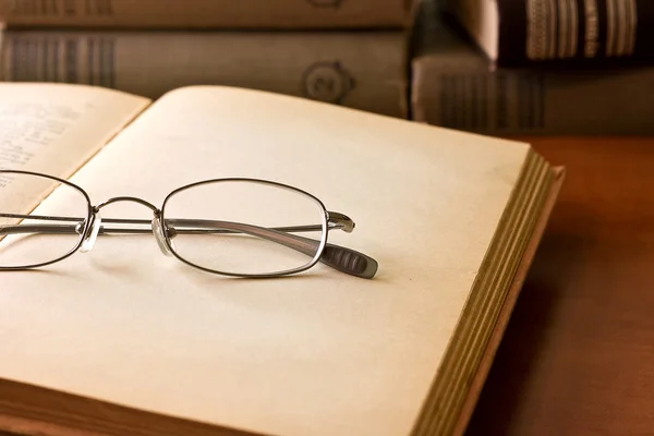 Buch und Brille — Stockfoto