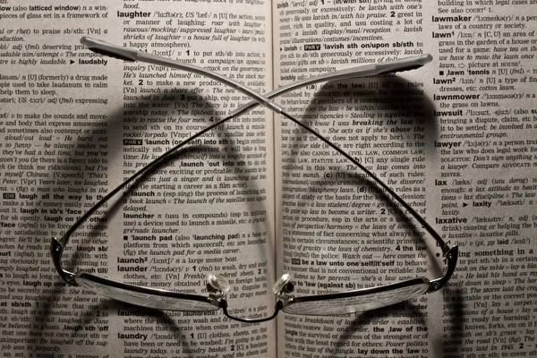 Membaca kacamata pada buku yang terbuka — Stok Foto