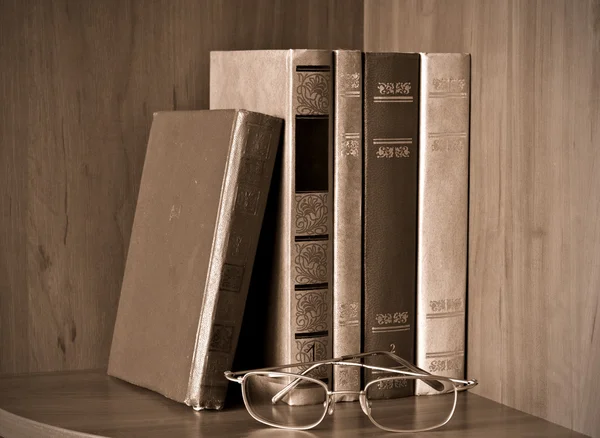 Vintage stil böcker och glasögon — Stockfoto