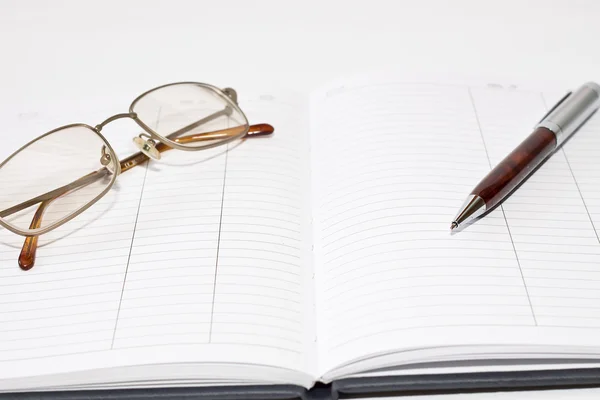 Agenda med penna och glasögon — Stockfoto