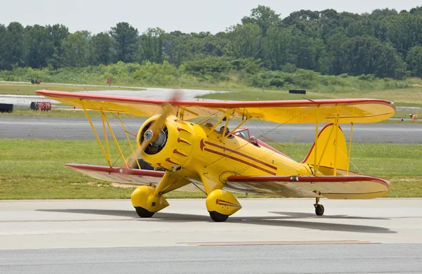 Gele vintage vliegtuig — Stockfoto