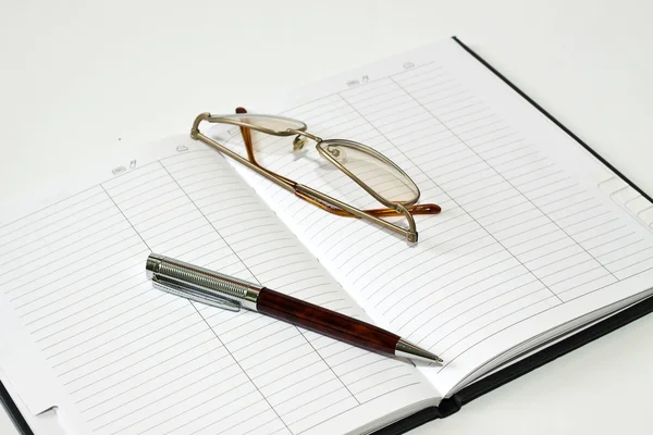 Ajandam, kalem ve gözlük — Stok fotoğraf