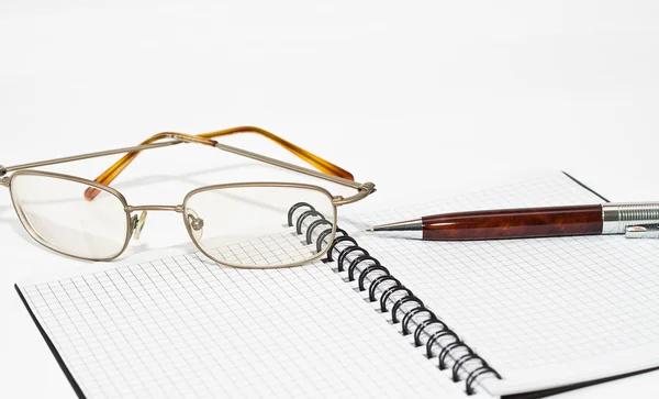 Brýle, Poznámkový blok a pero — Stock fotografie