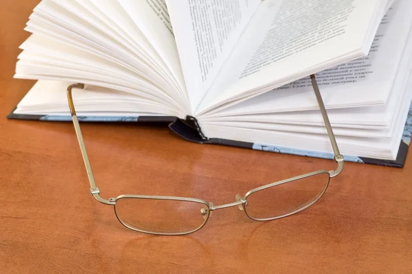 Книга и очки — стоковое фото