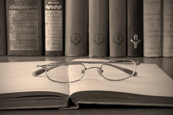 Livres et lunettes — Photo