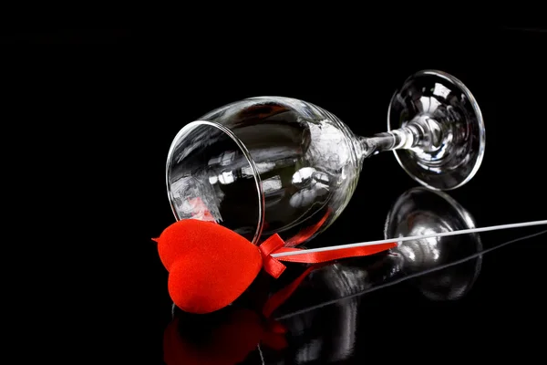 Weinglas mit rotem Herz — Stockfoto
