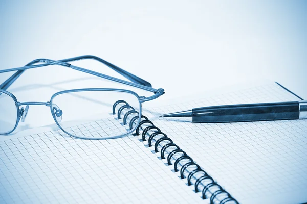Óculos, caderno e caneta — Fotografia de Stock