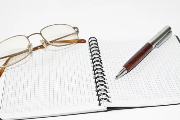 Планировщик, ручка и очки — стоковое фото