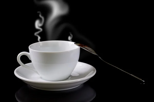 Witte kopje koffie met lepel en stoom — Stockfoto