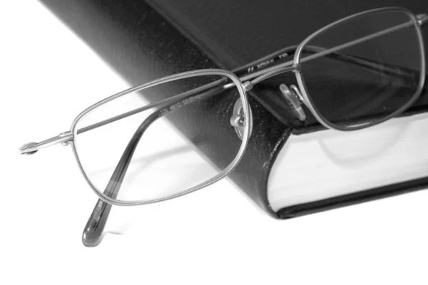 Primer plano del libro con gafas —  Fotos de Stock