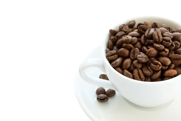 Белая чашка с кофе и бобами — стоковое фото