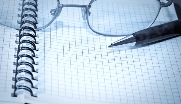 Γυαλιά σε ένα σημειωματάριο και στυλό — Φωτογραφία Αρχείου
