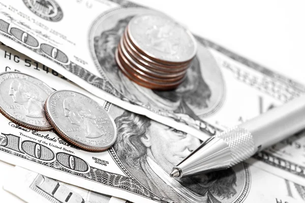 Caneta sobre o dinheiro de papel e moedas — Fotografia de Stock