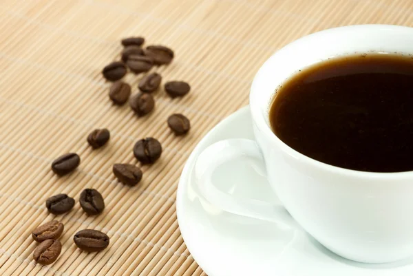 कॉफी और कॉफी बीन्स का कप — स्टॉक फ़ोटो, इमेज