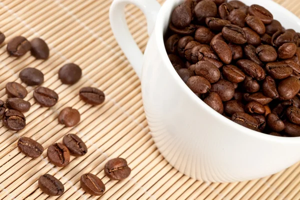 Beyaz fincan kahve ve kahve çekirdekleri — Stok fotoğraf