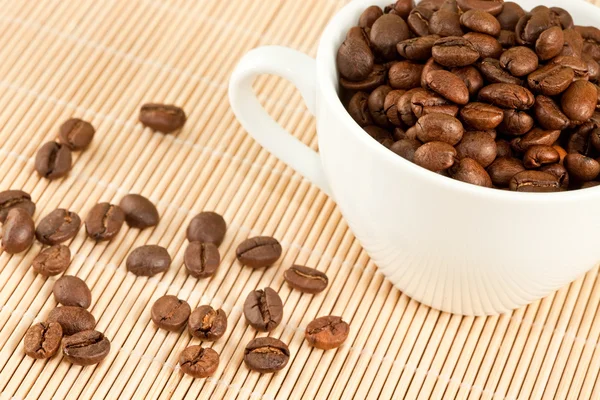 Fehér csésze kávé- és babkávé — Stock Fotó