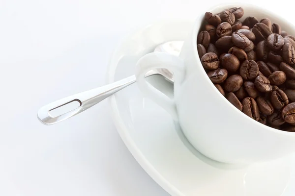 Kahve çekirdekli beyaz fincan. — Stok fotoğraf