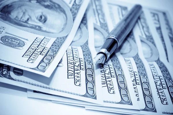 Pen en contant geld — Stockfoto