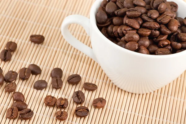 コーヒー豆の完全な白いコップ — ストック写真