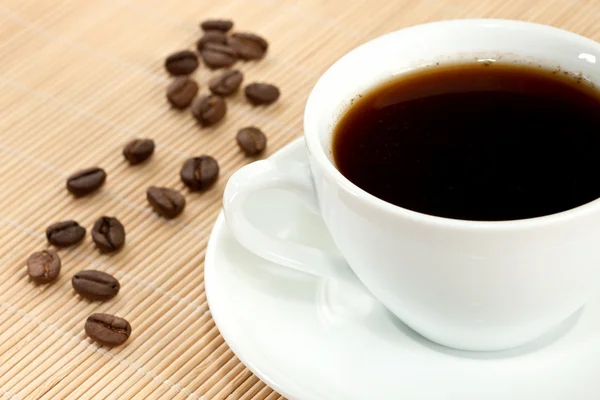 सफेद कप कॉफी और कॉफी बीन्स — स्टॉक फ़ोटो, इमेज