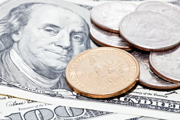 Monete sullo sfondo del dollaro — Foto Stock
