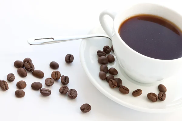 Kopje koffie met koffie graan — Stockfoto