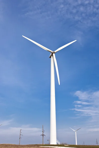 Pole z konwertery energii wiatru — Zdjęcie stockowe