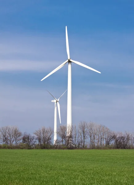풍력 에너지와 바람 밀스 — 스톡 사진
