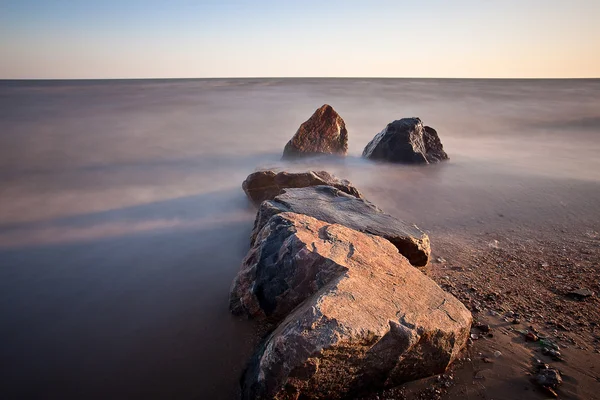 落日在岩石沙滩上 — 图库照片