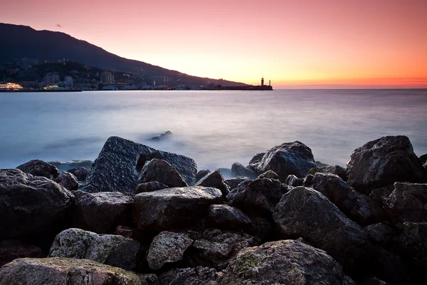 Nascer do sol vermelho sobre a costa do mar negro — Fotografia de Stock