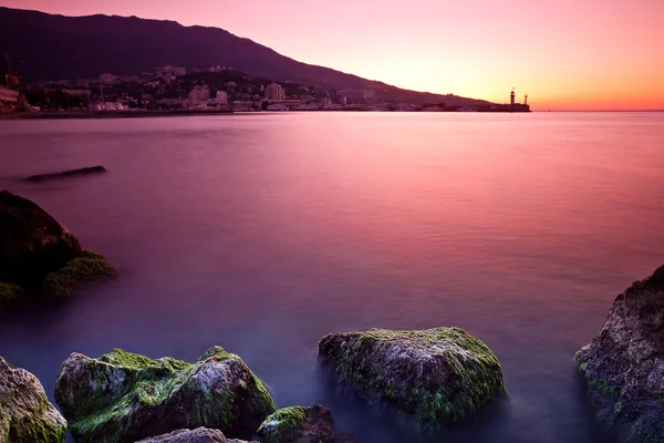 Plage rocheuse lever de soleil sur la mer — Photo